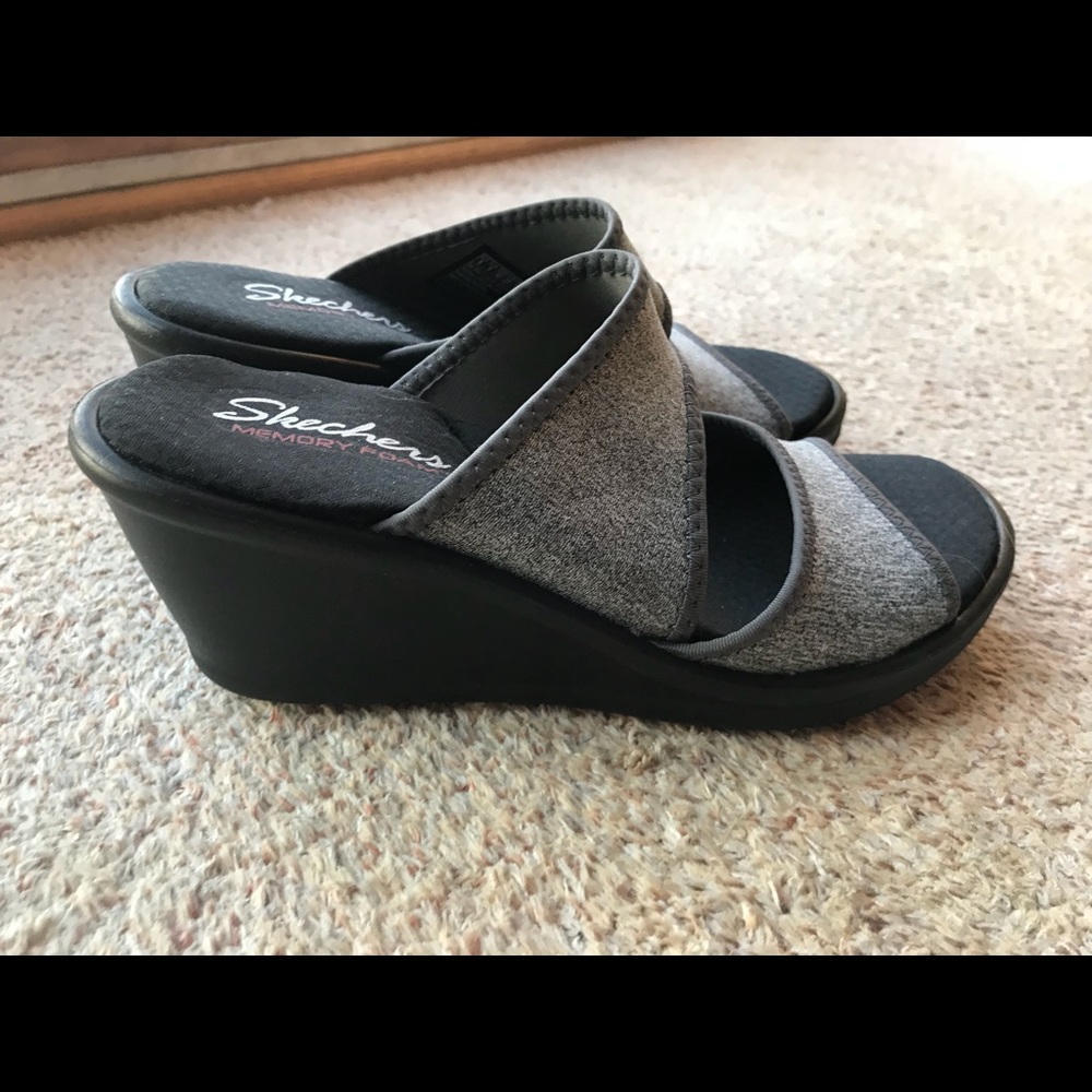 Skechers NWOT Women’s Size 8 Grey Sandals